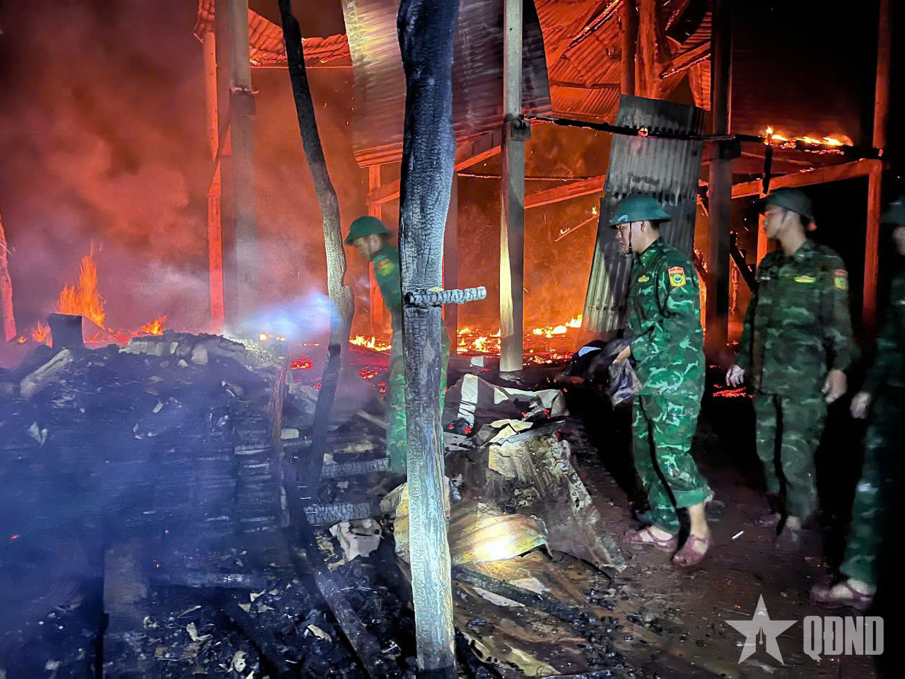 Quảng Trị: Cháy nhà trong đêm, 4 người may mắn thoát nạn